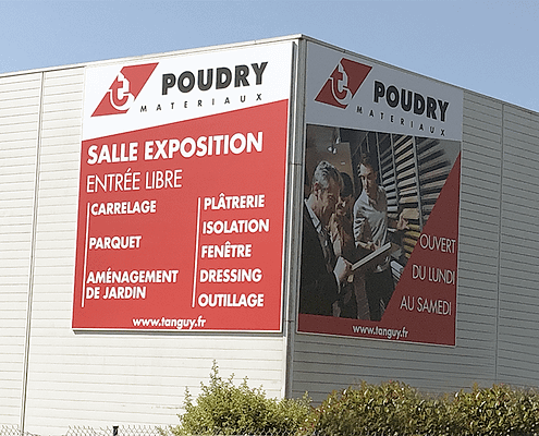 Enseigne de façade grand format en toile tendue 450x450 cm pour Poudry Matériaux à Nantes (44)