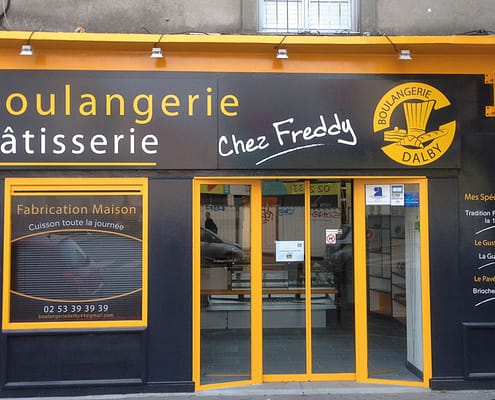 Adhésif découpé et enseigne drapeau - Boulangerie Chez Freddy Nantes Boulevard Dalby (44)