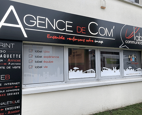 Enseigne caisson tôle lumineux et panneau dibond pour agence de communication Label Communication à Nantes (44)