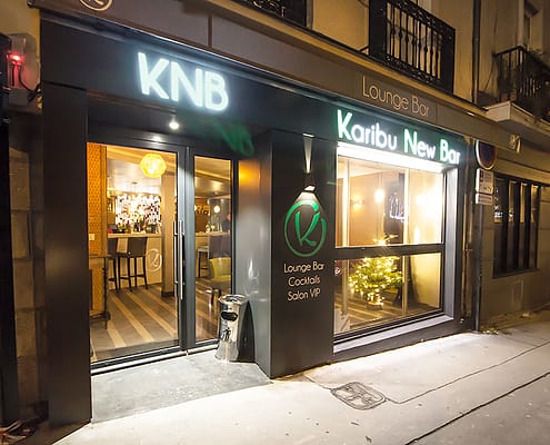 Enseigne caisson tôle lumineux LED et lambrequin store banne personnalisé pour le Bar Lounge KNB Karibu New Bar en Centre Ville de Nantes Radisson Blu Hotel (44)