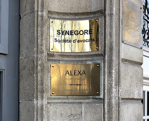 Plaque incurvée en laiton doré à la forme Synegore, société d'avocats à Nantes (44)